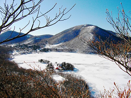 冬の大野湖と地蔵山