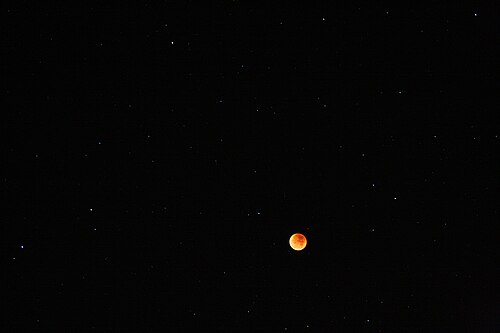 より広い角度で見ると、月の周りの星が見えます。