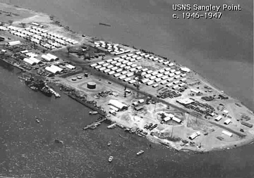 1947年のサングレーポイント米海軍基地。かまぼこ型兵舎、兵舎、商店、補給基地、食堂などが写っている。