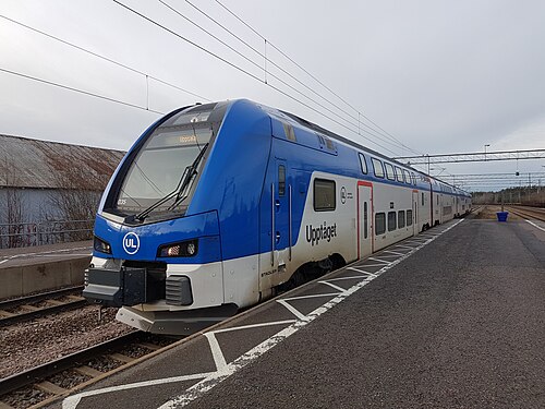 オルビュス駅に停車するシュタドラー KISS タイプの通勤列車。