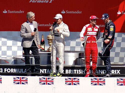 デイモン・ヒルがステージ上で3人のドライバーにインタビュー