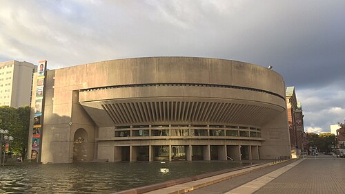 リフレクションホール（1973年）。当初は「日曜学校の建物」と呼ばれていた。