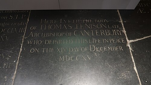 ここに、1715年12月14日に安らかにこの世を去った、故カンタベリー大主教トーマス・テニソンの遺体が眠る。