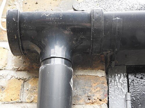 112mmの樋を備えた集水器で、68mmの縦樋に排水されます。