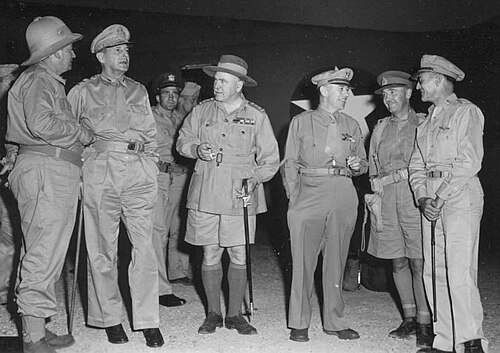 さまざまな制服を着た6人の男性。