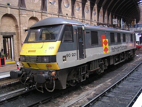 1993 年に Railfreight Distribution によって使用された、修正された Railfreight ツートン グレー塗装が、2004 年 6 月 3 日にヨークの 90021 に登場しました。