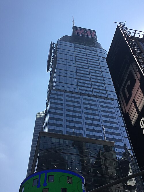 地上から見た建物のガラス壁