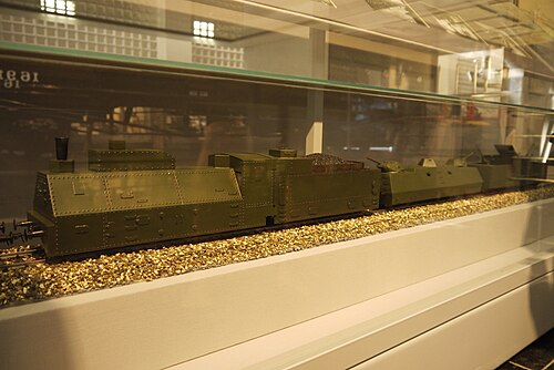 モスクワのパヴェレツキー鉄道ターミナルにあるモスクワ鉄道博物館にあるソビエト装甲列車の模型。これはロシア装甲機関車クラス O の 1 台で構成されています。
