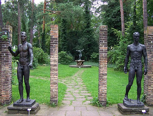 ベルリンのコルベ美術館の庭園にある彫像