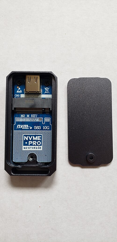 USB 3.0エンクロージャー内部に、2230 M.2 NVMe SSDを接続します。