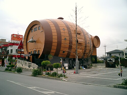 沖縄市にある大きな樽型のビストロ＆バー