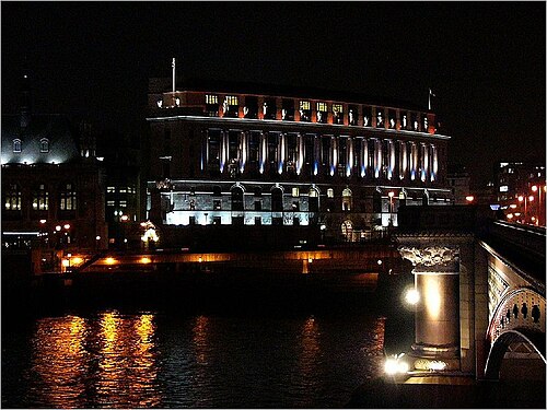 夜のユニリーバ・ハウスとブラックフライアーズ橋