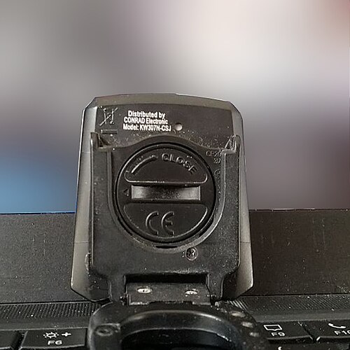 電池ホルダーにコイン投入口のようなネジ頭が付いており、CR2032電池を使用して開けることができる。
