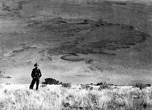 カプリン火山の頂上から見た、凝固した溶岩流（1909年）