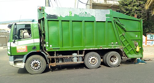 カドゥナ市内の緑色の車
