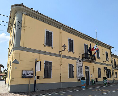 Municipio di Ronsecco、un edificio a due piani di colore giallo、con bandiere al balcone。