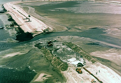 オーステルダムの砂による閉鎖の様子を上空から撮影した写真（1983年）