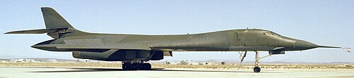 1984年に地上に着陸したB-1Aの右側面図