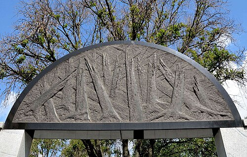 入り口の上にある、砕けた木々のシンボルが付いた閃長岩のブロック。