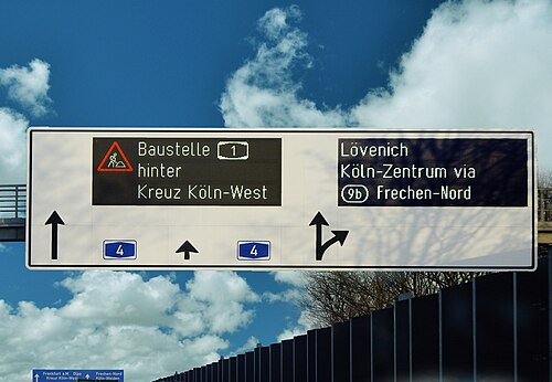 ドイツの高速道路のインターチェンジに設置された、側面にグラフィック表示を備えた列状マトリックスLED標識。