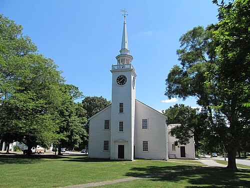 第一教区集会所は、もともと1750年頃に建てられたユニテリアン・ユニバーサリスト派の教会である。