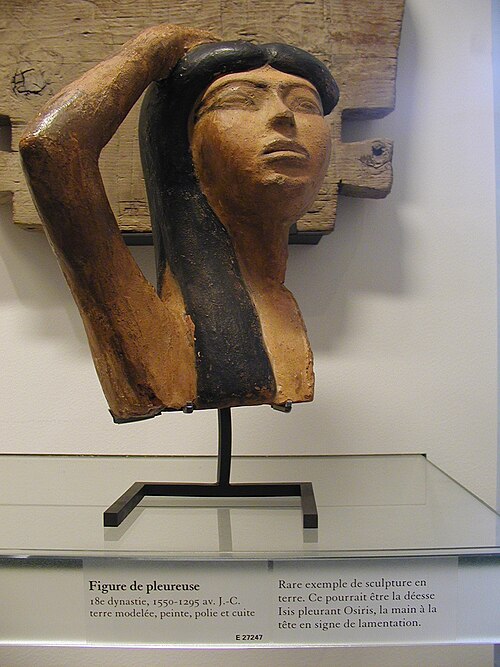オシリスの死を嘆くイシスのテラコッタ像（エジプト第 18 王朝） ルーブル美術館、パリ
