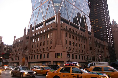マンハッタンの 46 階建てのハースト タワーは、1920 年代に未完成のまま建てられた高層ビルの下層階に建てられた鋳石のファサードからそびえ立っています。
