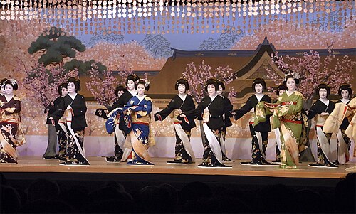 芸者一団が舞台上で舞を披露します。