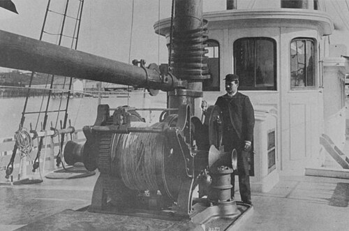 1885年、スペンサー・フラートン・ベアード委員とアディソン・エメリー・ヴェリル教授がニューイングランド沿岸の探検に使用した、フィッシュホーク号のホイストとウインチ。