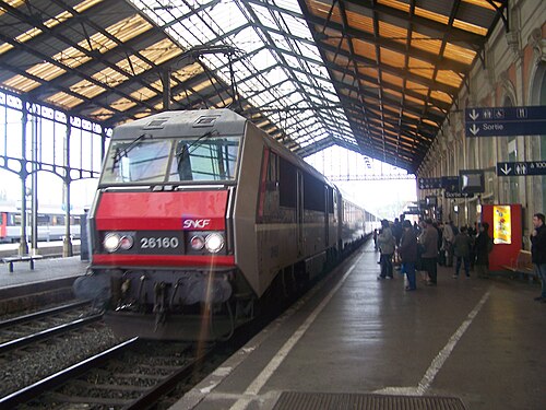 ニームからポルトボウ行きのTER列車が駅に到着