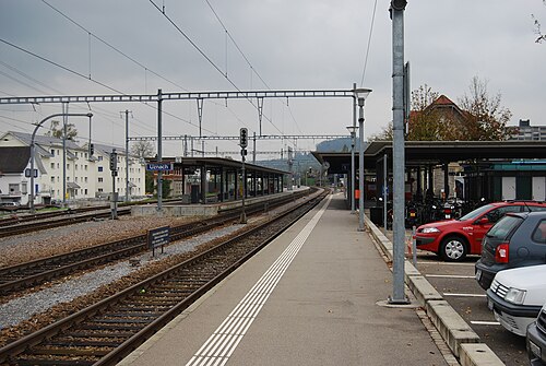 プラットホームが並ぶ複線鉄道