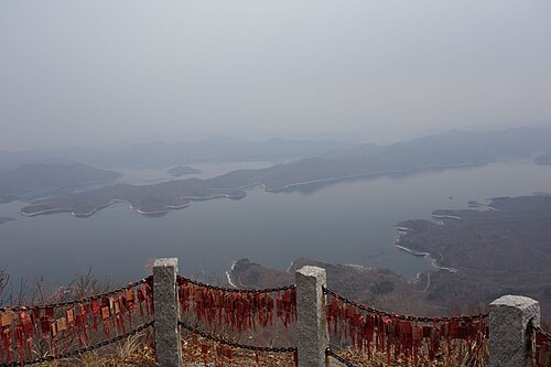 五宇山に隣接する広大な貯水池の眺め