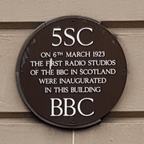 グラスゴーのバス ストリートにある建物に掲げられた記念銘板には、「5SC One 1923 年 3 月 6 日、スコットランドにおける BBC の最初のラジオ スタジオがこの建物 BBC で開設されました」と記されています。