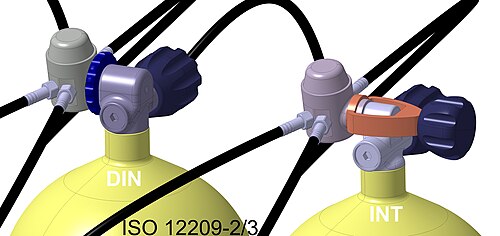 DIN およびヨーク コネクタを介して接続されたレギュレータを示す 2 つのシリンダーの上部