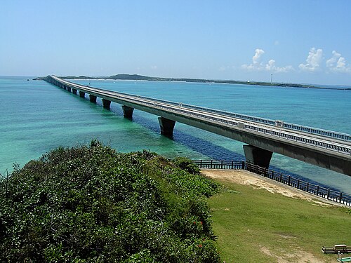 池間大橋は池間島と宮古島を結びます。長さは 1,425 メートル (4,675 フィート) です。