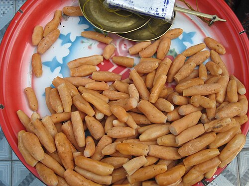 ビルマでは茹でたシカクマメの根がスナックとして食べられている