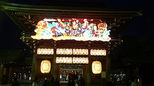 祭りの期間中、門に飾られるねぶた風の装飾