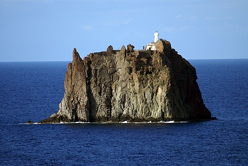 ストロンボリ島に近いストロンボリッキオ島とその灯台（イタリア、エオリア諸島）。