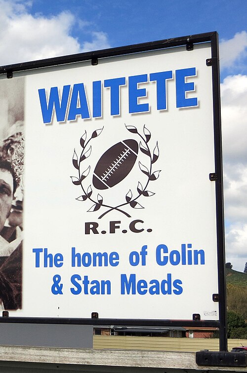 Te Kuiti の看板。「Waitete。コリンとスタン・ミードの家」。