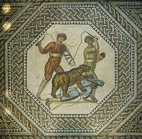 熊が犯罪者を貪り食う様子。ローマ時代のモザイク画