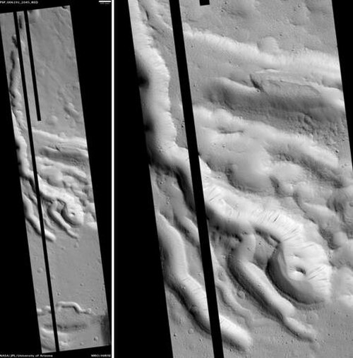 HiRISEで撮影されたセラウニウス・トロス海峡。セラウニウス・トロスの山頂火口はこの写真のすぐ右側にあります。画像をクリックすると、暗い斜面の筋が見えます。スケールバーは1000メートルです。