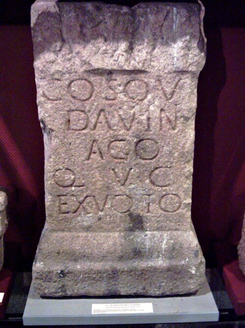 地元の神コソへの奉納碑文（ガリシア州ア・コルーニャのメイラス町出身）: COSOU DAVINIAGO Q(uintus) V() C() EX VOTO