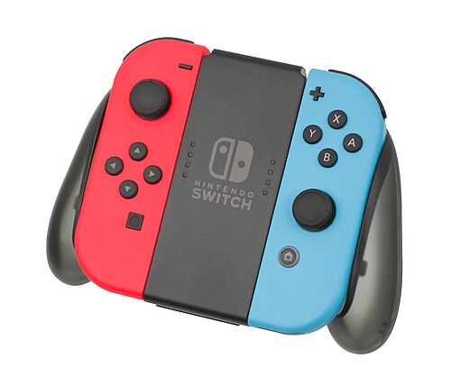 赤と青のJoy-Conを充電グリップに装着すると、標準的なコントローラーとほぼ同じサイズになる。