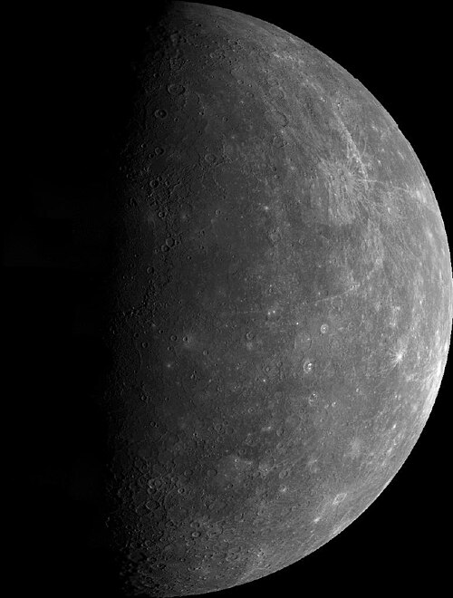 このモザイク画像は、1974年3月29日にマリナー10号が水星から遠ざかる際に撮影した水星の様子を示している。