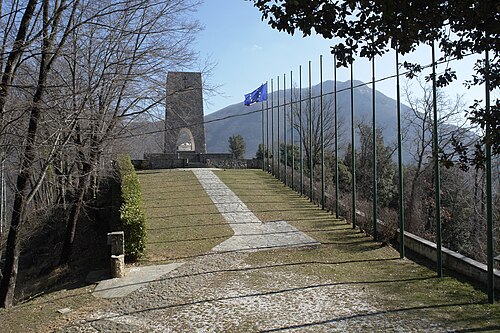 虐殺の犠牲者を弔う納骨堂と記念碑