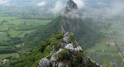 カオ・ノ・カオ・ケオは、この地区の美しい景色が望める二重の丘です。