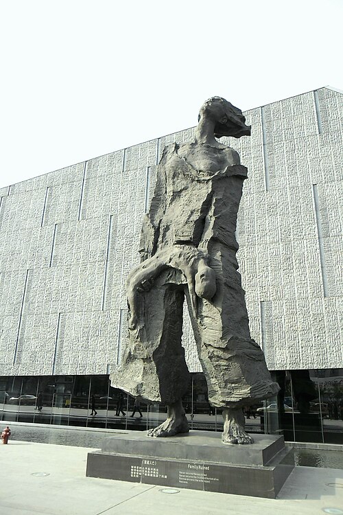 南京大虐殺記念館の前にある「家族が崩壊した」と題された像
