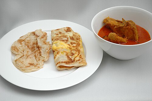 カレーを添えたシンガポール風ロティプラタ