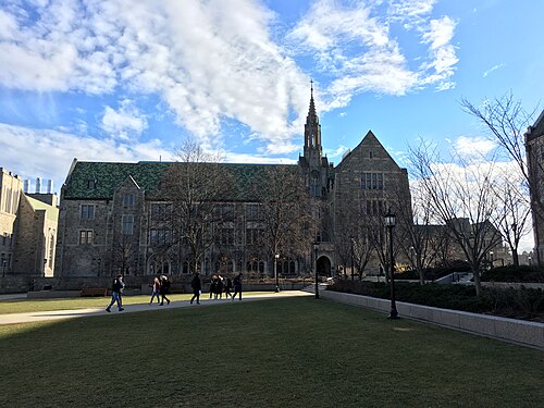 ボストン大学の中庭にあるデブリンホール