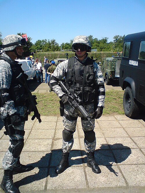 セルビアのSAJ警察官。中央の警官はコルトM933を、左側の警官はSIG SG 552を所持している。